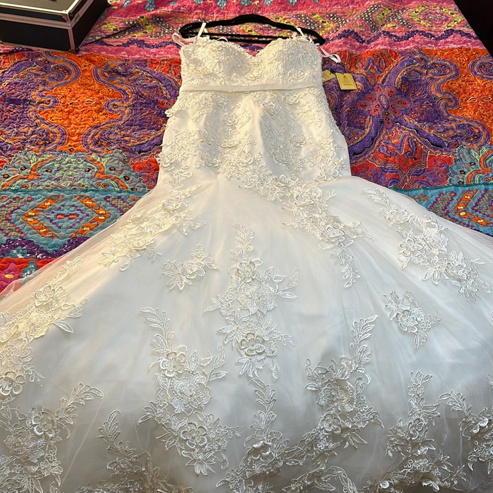 NEW mermaid wedding ivory with 3D appliqué - Picture 3 of 12
